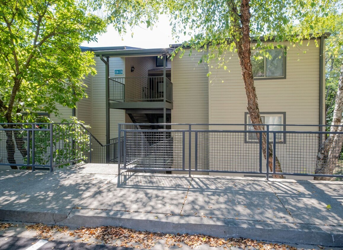 Foto principal - Beautifully renovated 1 bed, 1 bath Condo ...