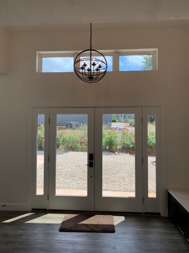 Foto del edificio - Breathtaking Paradise Retreat: Modern Home with Stunning Canyon Views and Next to Billie Park!