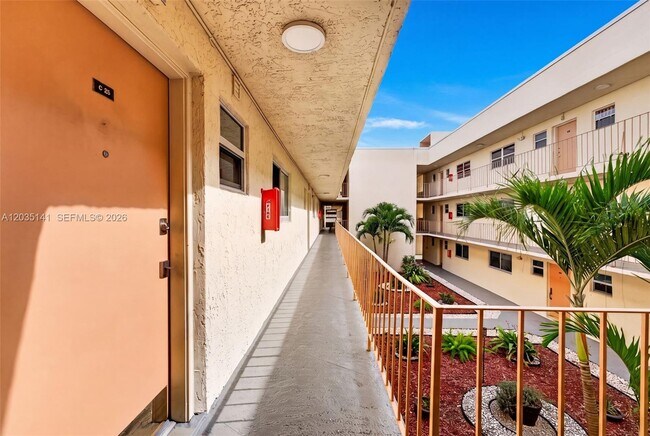 Foto del edificio - 10300 Coral Wy