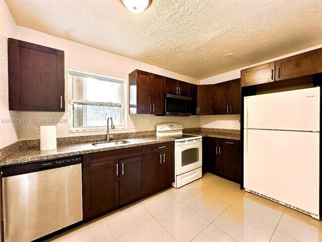 Foto del edificio - 525 NW 15th Terrace