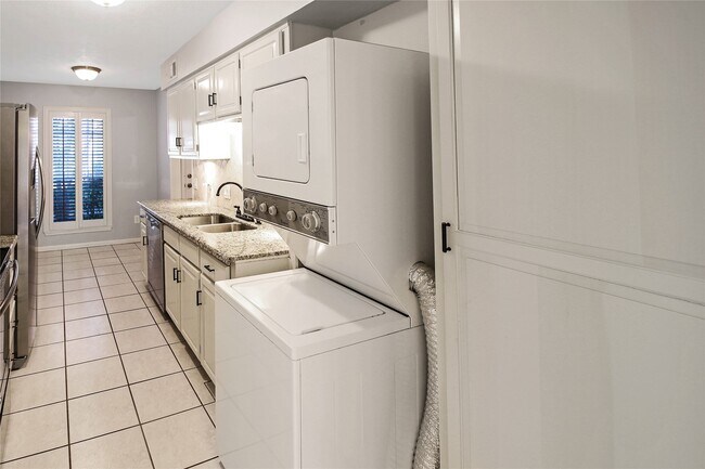 Foto del edificio - 14466 Misty Meadow Ln