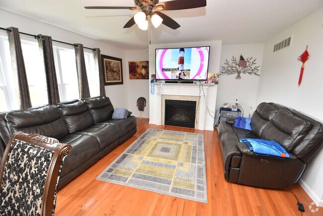 Building Photo - 25910 Rolling Hills Dr