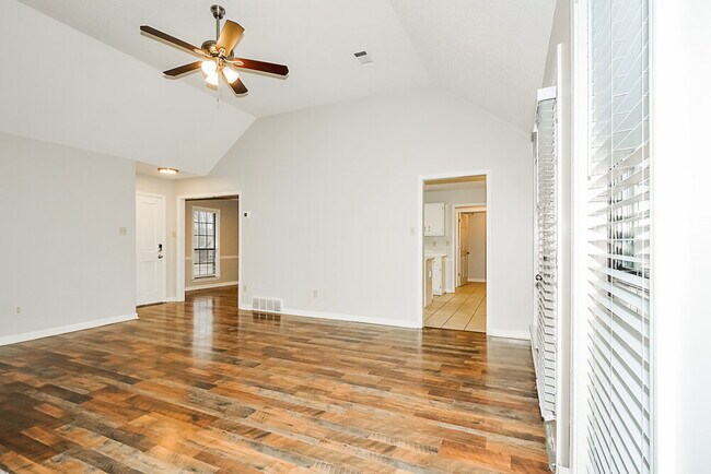 Foto del edificio - 3780 Westridge Cove