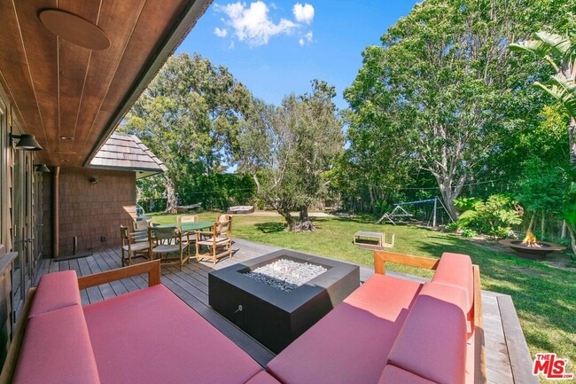 Building Photo - 7038 Dume Dr