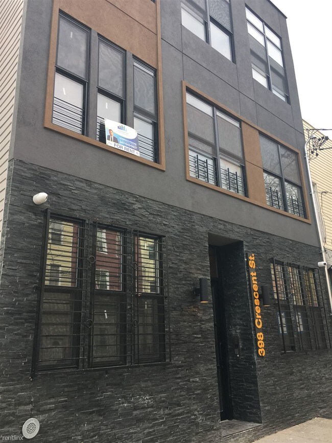 Building Photo - 3 br, 1.5 bath  - 398 Crescent St Duplex