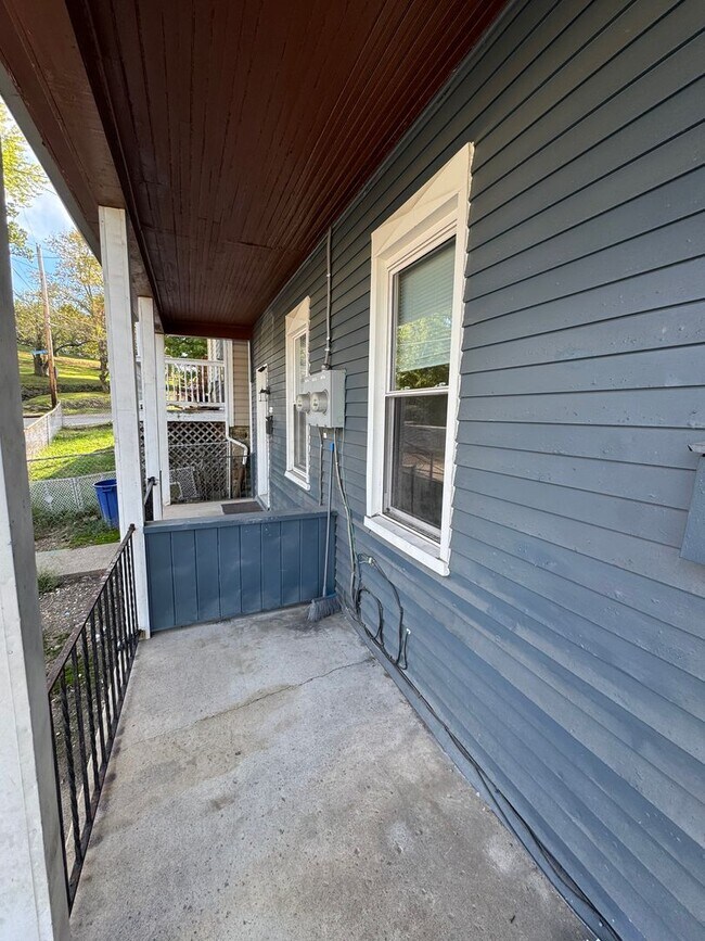 Building Photo - 826-828 Wallbridge West End Street (LO)