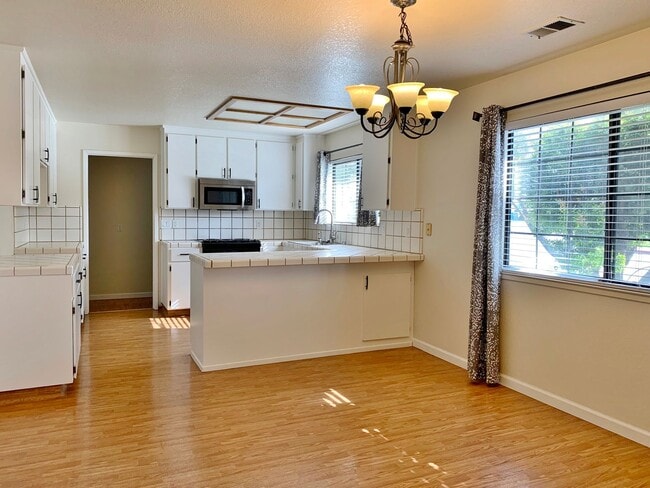 Building Photo - Single Story Home in Hollister
