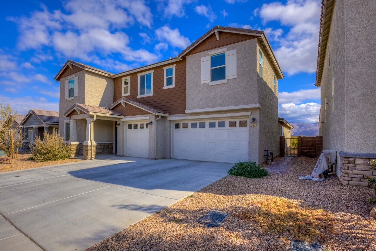 Primary Photo - Gorgeous 4 Bedroom Home with 3.5 baths, ov...