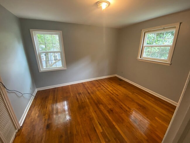 Building Photo - 2Br Hardwoods