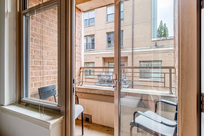 Foto del edificio - 2400 M St NW