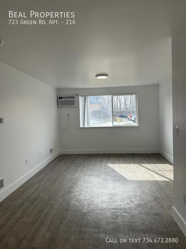 Foto del edificio - 723 Green Rd