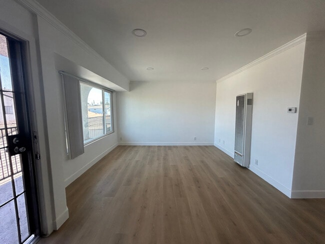 Building Photo - 924 Gaviota Ave