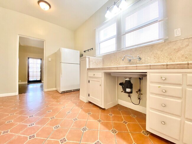 Foto del edificio - 4429 Finley Ave Los Angeles, CA 90027