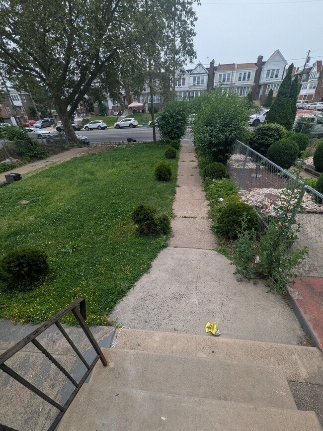 Building Photo - Updated Row - Torresdale