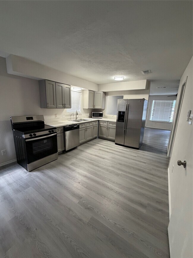 Foto del edificio - 6618 McCullum Rd
