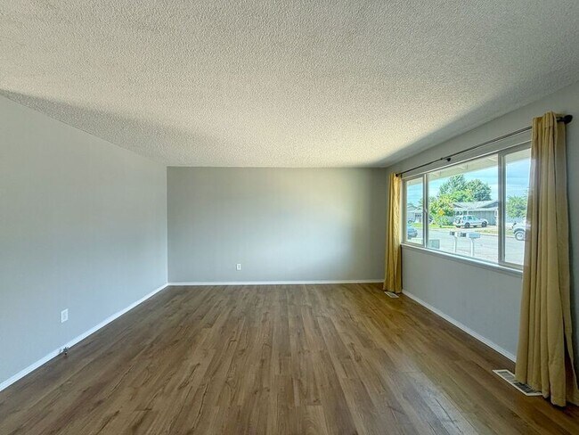 Building Photo - 410 Crona St