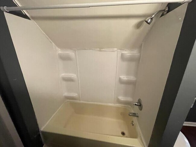 Building Photo - 323 N Terrace St