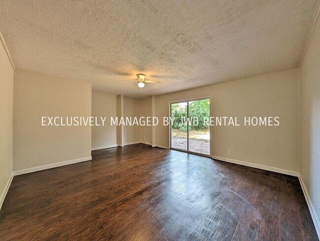 Building Photo - 2224 Looking Glass Ln