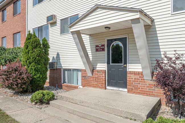 Building Photo - The Edge at 1815 - Student Housing