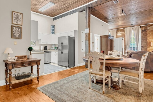 Building Photo - 515 College St