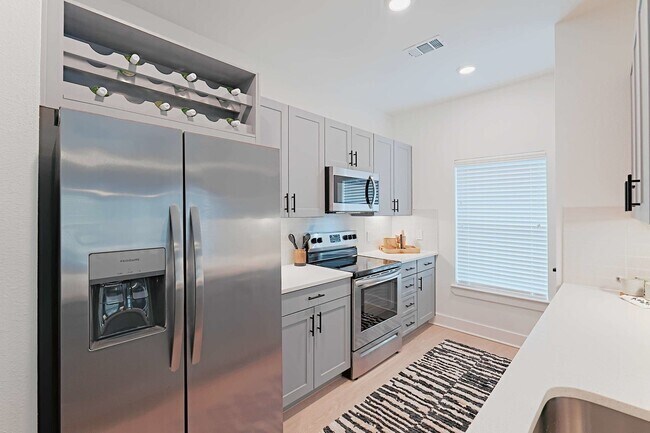 Foto principal - Get Up to $2,400 Off Your 2/2 Rent!
