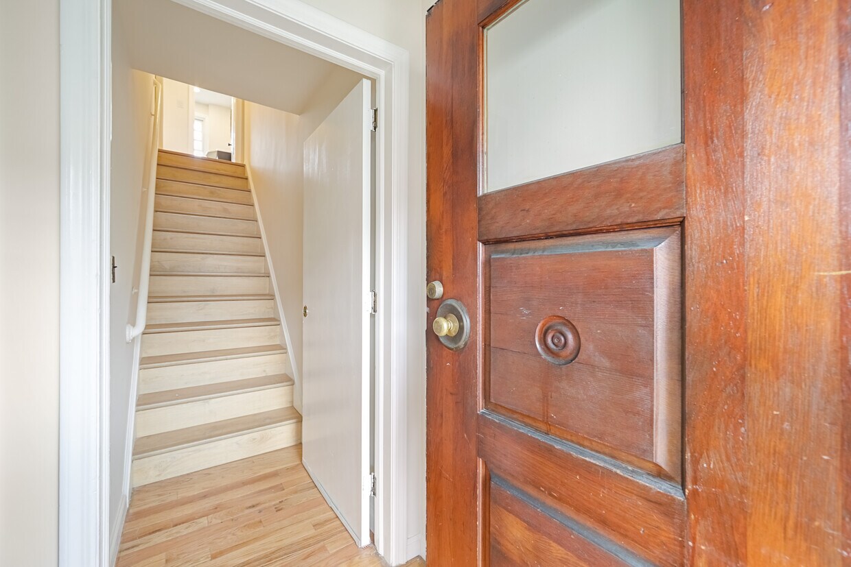 Foto principal - 114 E Edsall Ave
