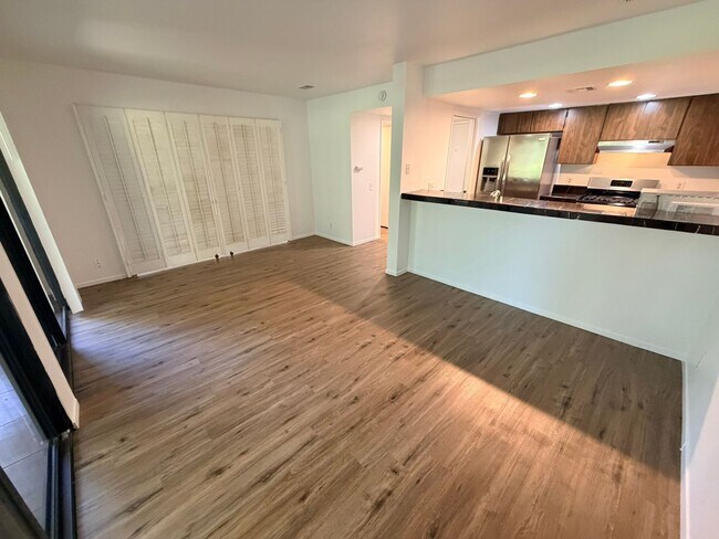 Building Photo - Charming One Bedroom Condo At Riviera Gardens.