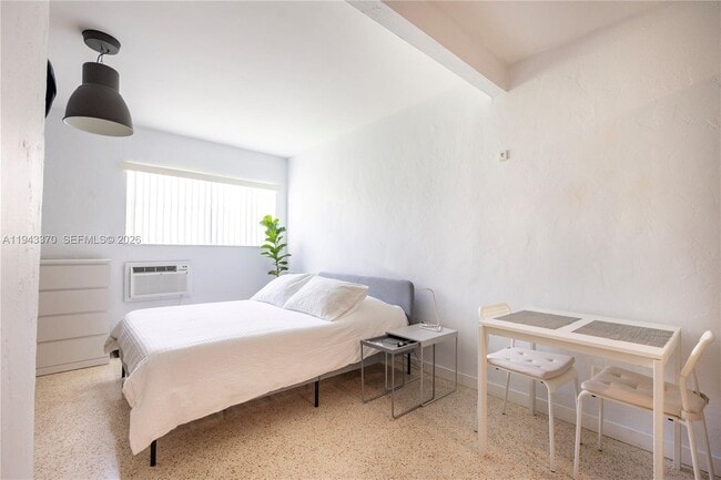 Building Photo - 2825 SW 3rd Ave