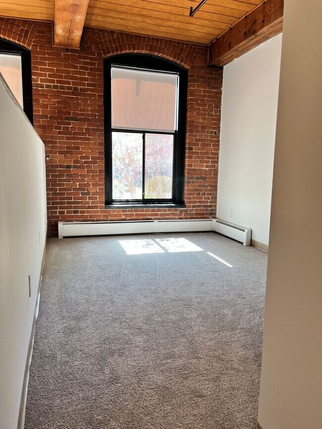 Building Photo - Leasing Agent