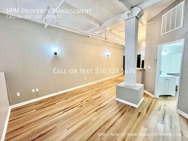 Building Photo - 1133 W 9th St