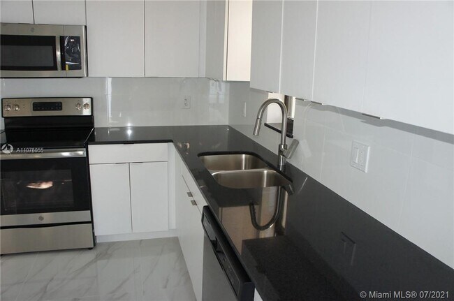 Building Photo - 2140 NE 56th St