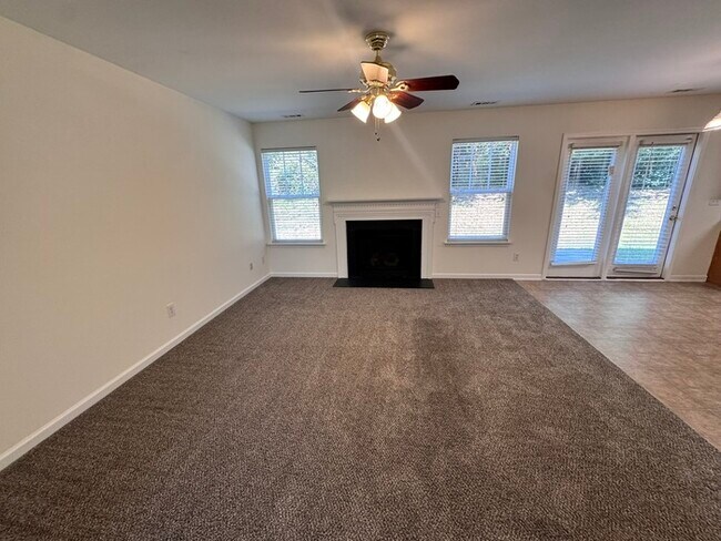Foto del edificio - Classic 4-Bedroom Home in McKinley Mill