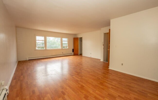 Building Photo - 1037 Summit Ave