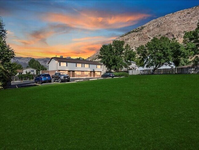 Building Photo - 2 bedroom 1 1/2 bath Apartment Private dog...