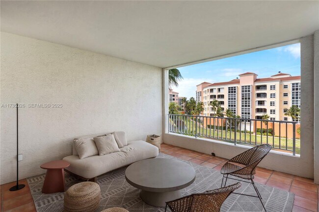 Foto del edificio - 705 Crandon Blvd