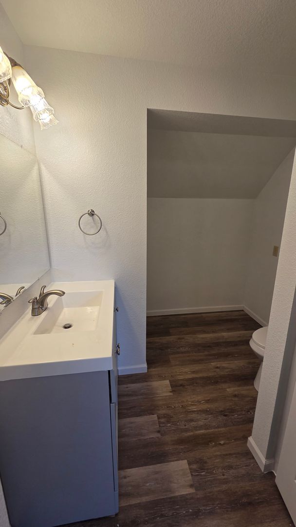 Building Photo - 2 bed 2bath home