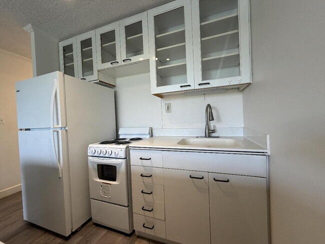 Building Photo - To register for the showing time, note the 4 digit code: 4437 and click "APPLY NOW."(mobile:orang...