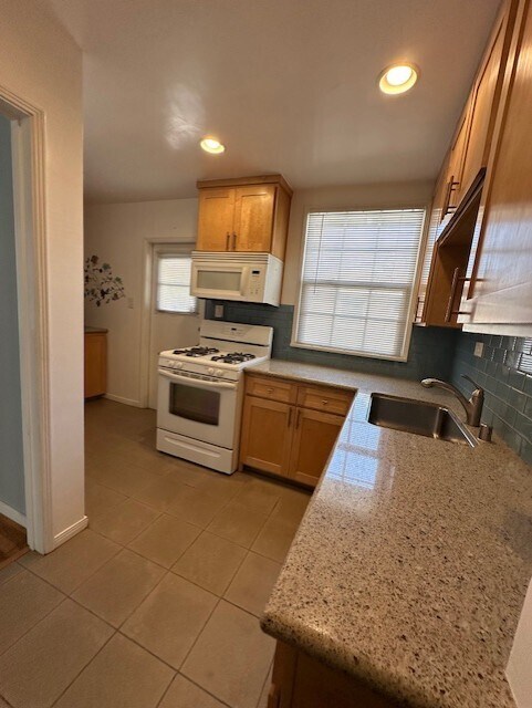 Cocina - 8318 Kittyhawk Ave