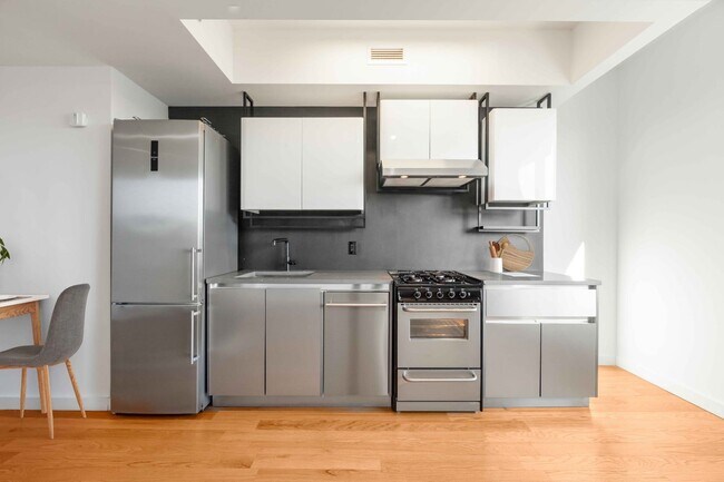 Building Photo - 123 Melrose St