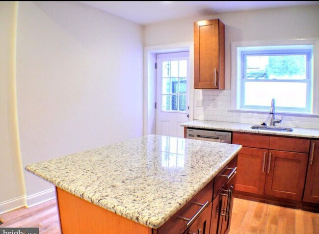 Foto del edificio - Gorgeous queen village property available