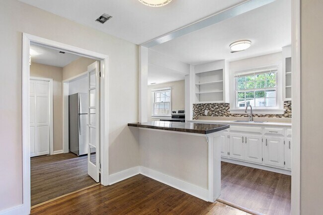 Building Photo - ADORABLE RENOVATED BUNGALOW IN SANDSTON