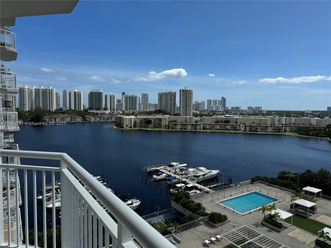Foto principal - 18061 Biscayne Blvd