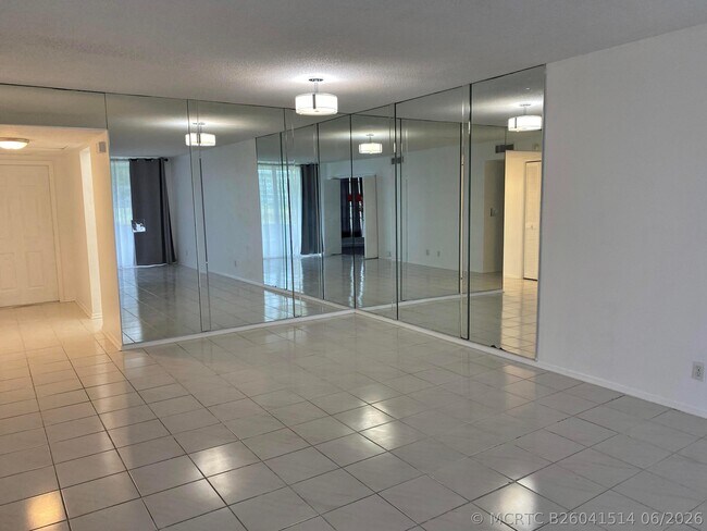 Foto del edificio - 2751 S Palm Aire Dr