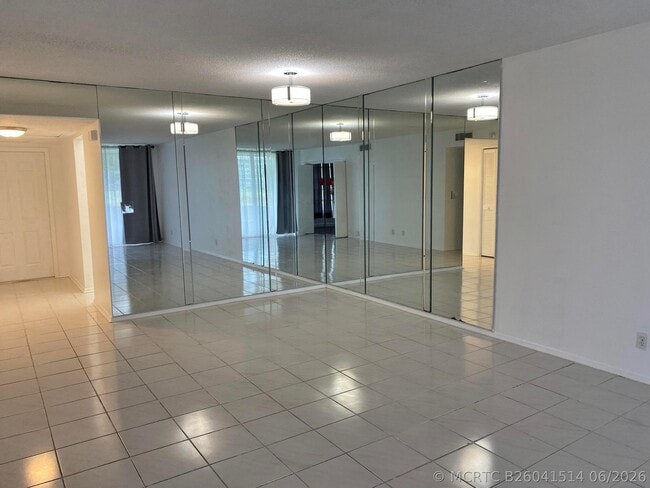Building Photo - 2751 S Palm Aire Dr