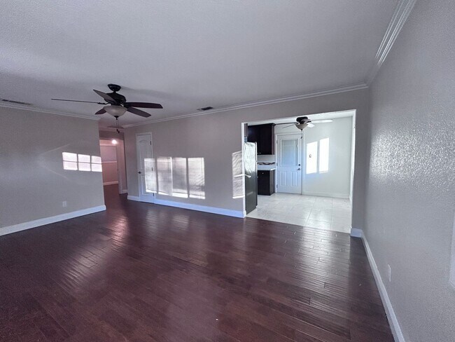 Foto del edificio - Two Bedroom One Bathroom Home with Two Car Garage