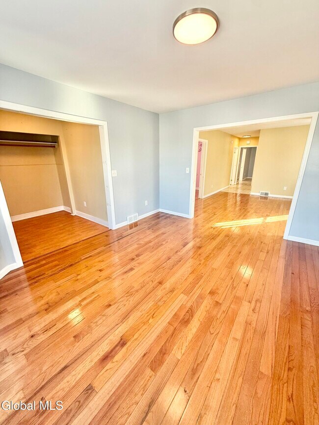 Foto del edificio - 1740 Van Vranken Ave.