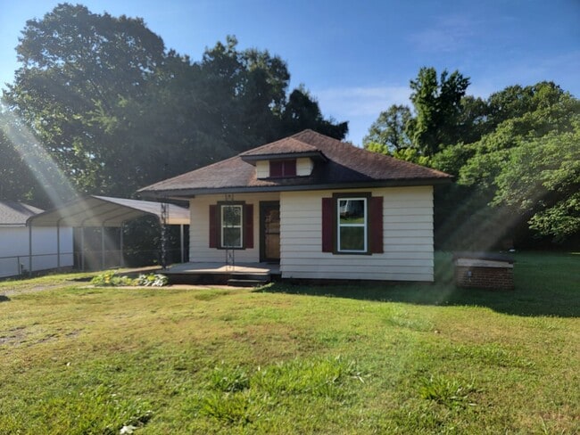 Foto del edificio - Complete remodeled 3 bedroom 1 1/2 bath home in Belmont!!