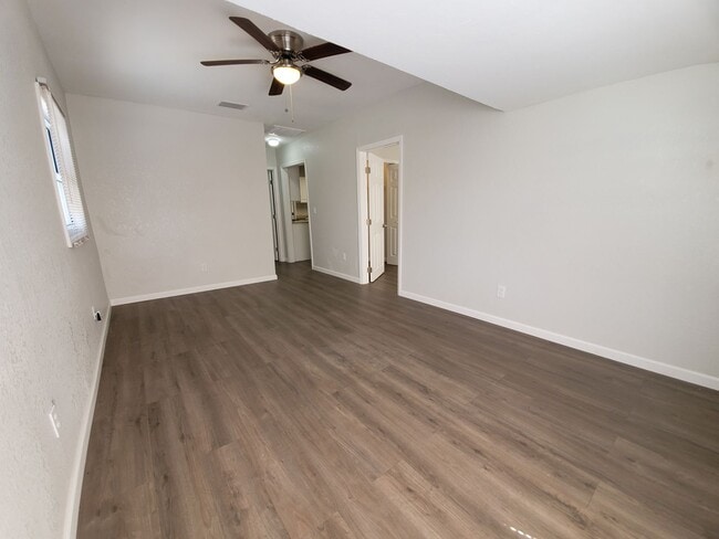 Building Photo - 2 Bedroom, 1 Bathroom Home with Yard - 7 M...