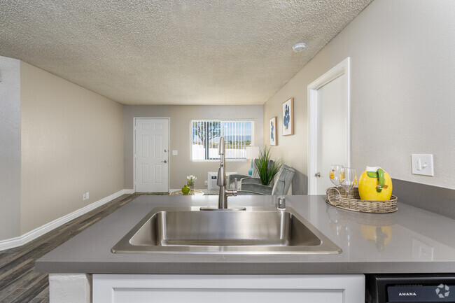 Vista de la sala de estar desde la cocina - The Springs Apartments