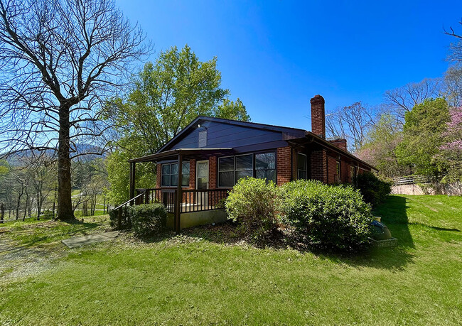 Side entrance / enclosed porch - 6100 Poage Valley Rd